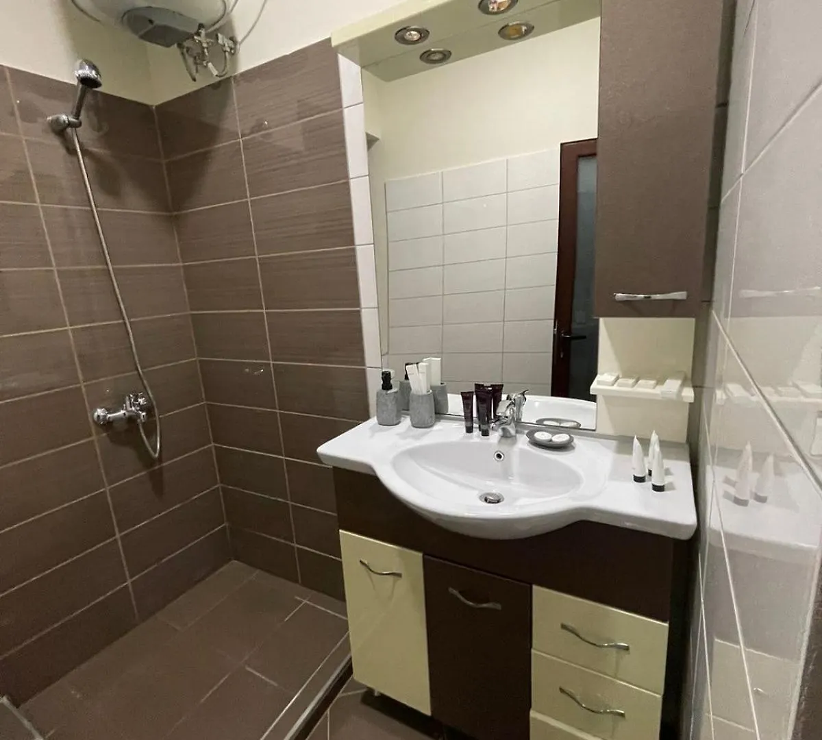 Mb King Hotel Gjirokaster 4*,  Albania