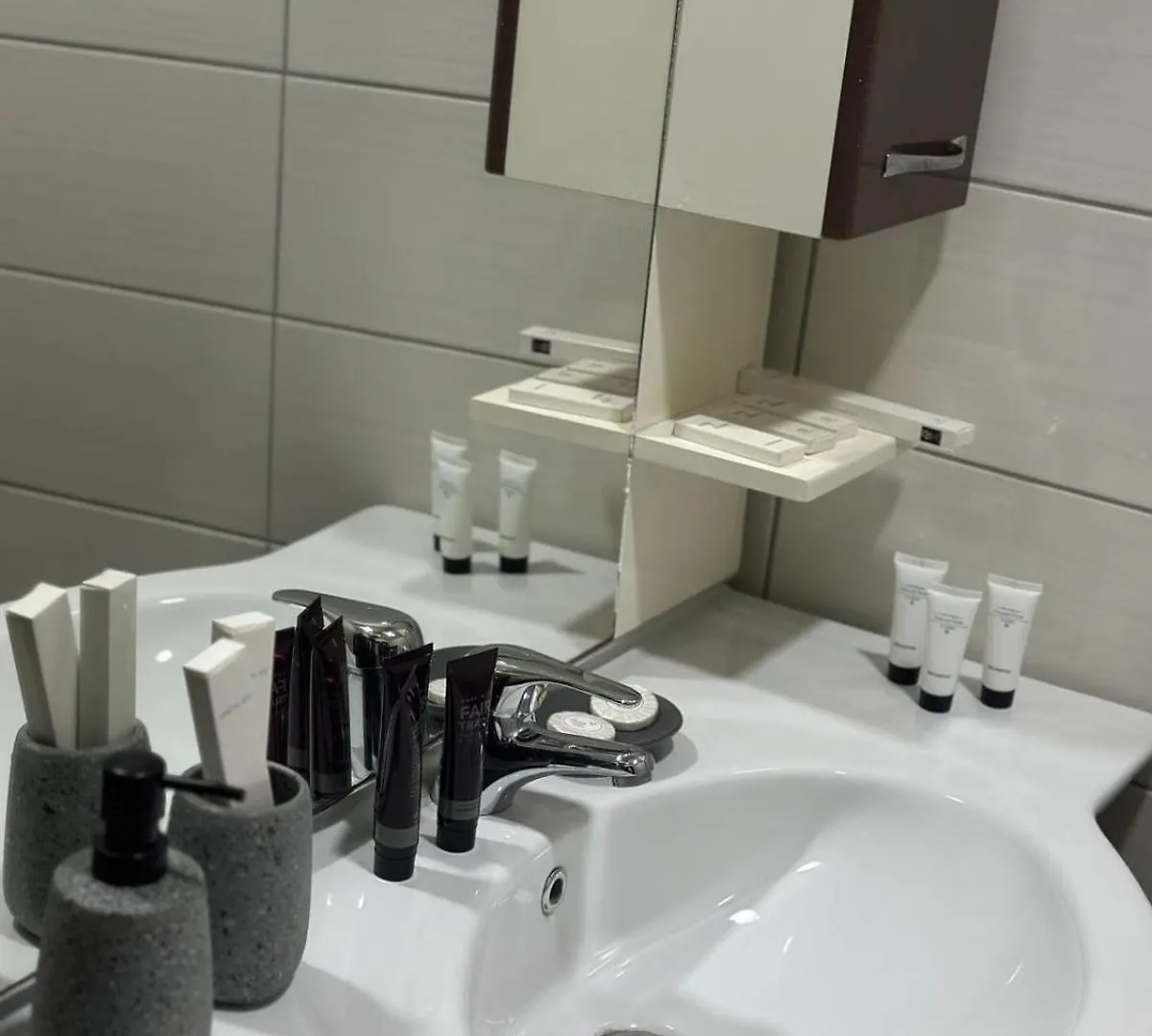 Mb King Hotel Гирокастра
