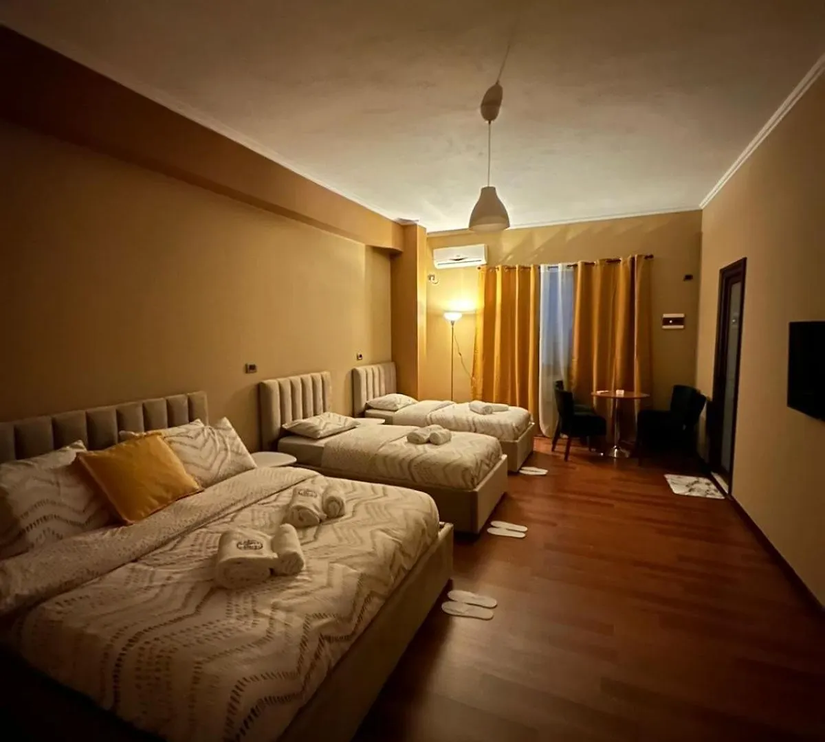 Mb King Hotel Гирокастра
