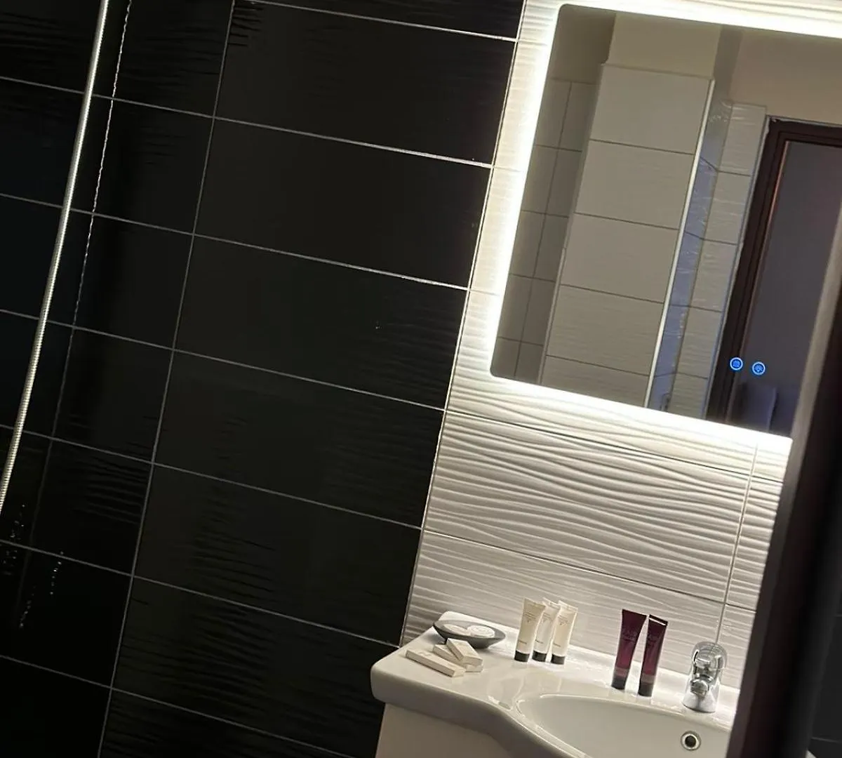 Mb King Hotel Gjirokaster 4*,  Albania