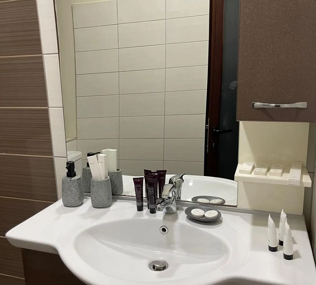 Mb King Hotel Gjirokaster 4*,