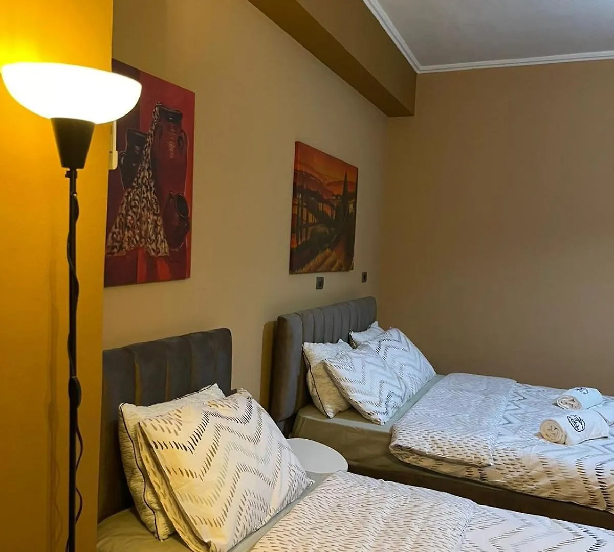 Mb King Hotel Гирокастра